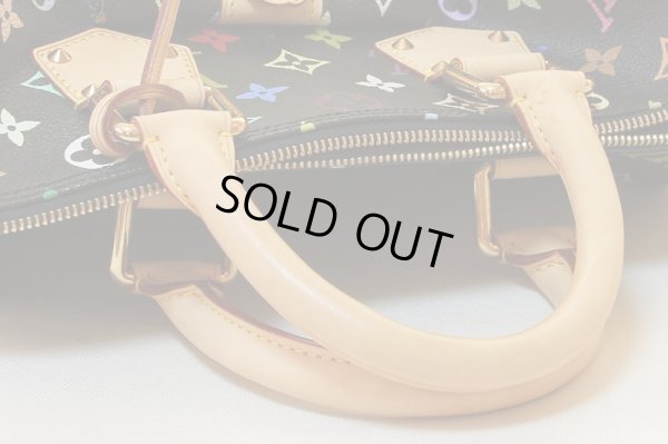 ヌメ革に僅かに焼け・所々にシミ、コーナープレート、前面金具に小傷やくすみが見受けられます。