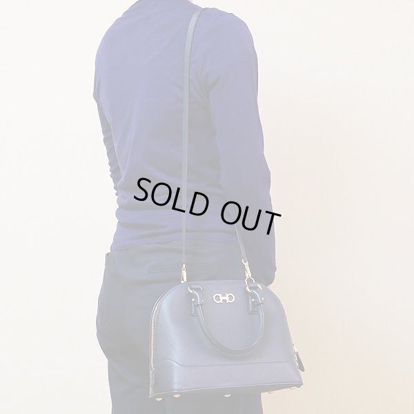 サルヴァトーレ フェラガモ DARINA 2WAYハンドバック GG-21E703 NEW IRIS 掛けたイメージ