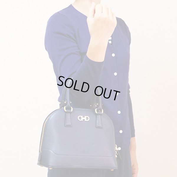 サルヴァトーレ フェラガモ DARINA 2WAYハンドバック GG-21E703 NEW IRIS 持ったイメージ