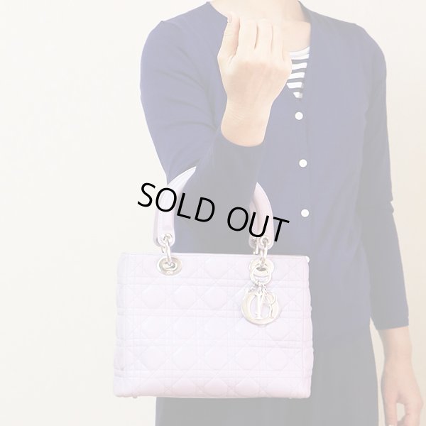 クリスチャンディオール レディディオール ハンドバック ラベンダー 持ったイメージ