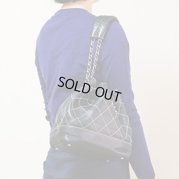 シャネル ワイルドステッチ 巾着ショルダーバック ブラック/SIV金具 掛けたイメージ