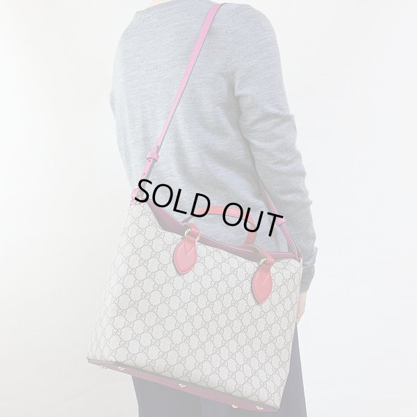 グッチ GGスプリーム トートバック 429147 525040 ベージュ/ハイビスカス/ピンク) 掛けたイメージ