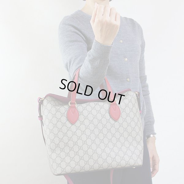 グッチ GGスプリーム トートバック 429147 525040 ベージュ/ハイビスカス/ピンク) 持ったイメージ