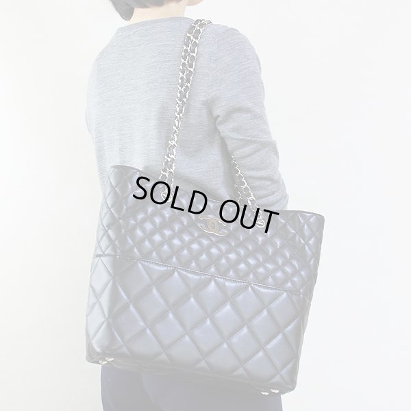 シャネル チェーントートバック ブラック/シルバー金具 掛けたイメージ