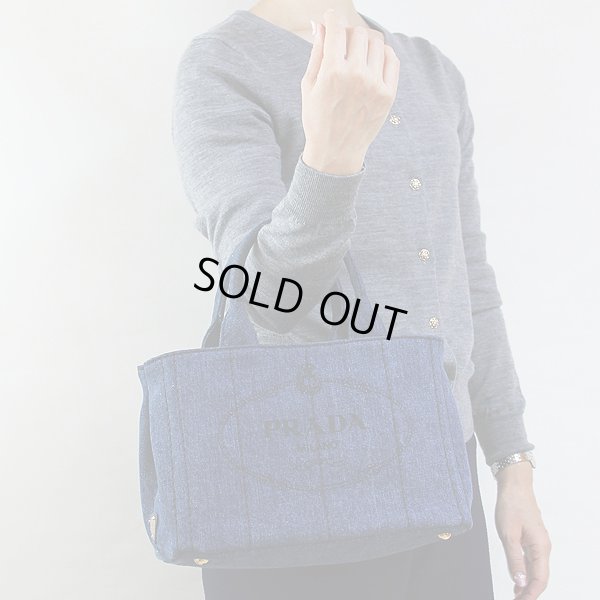 プラダ カナパトートバック 1BG439 DENIM 持ったイメージ