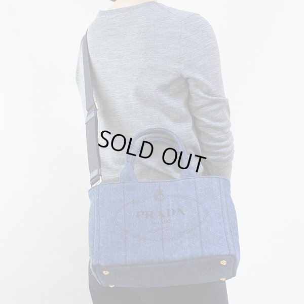 プラダ カナパトートバック 1BG439 DENIM 掛けたイメージ