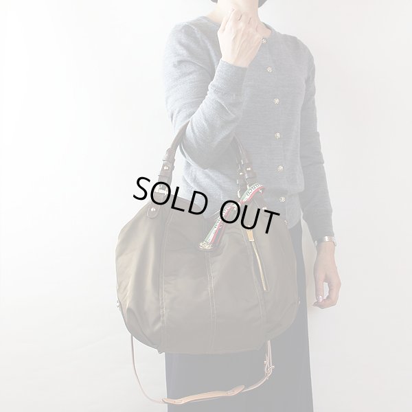 オロビアンコ 2WAYトートバック TILDE カーキ/ブラウン 持ったイメージ