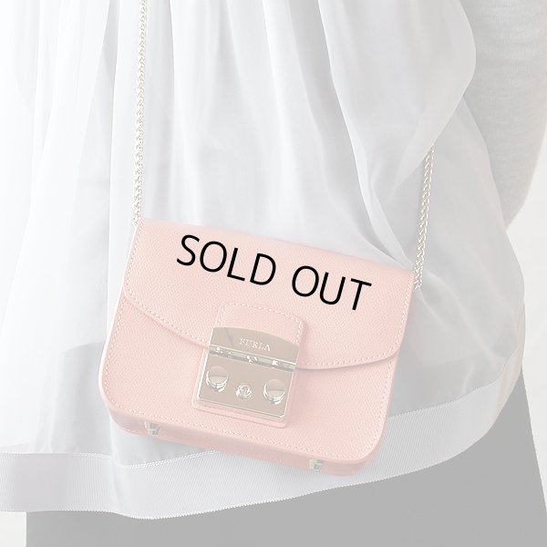 フルラ METROPOLIS クロスボディ ピンク 掛けたイメージ