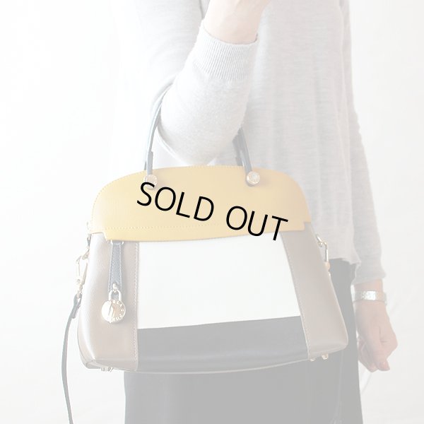 フルラ PIPER ハンドバック マスタードイエロー/オフホワイト/ダークベージュ 持ったイメージ