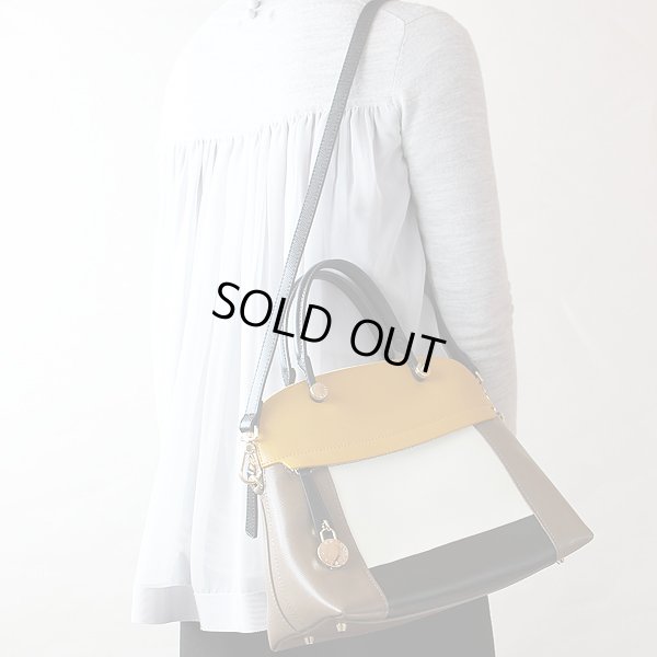 フルラ PIPER ハンドバック マスタードイエロー/オフホワイト/ダークベージュ 掛けたイメージ