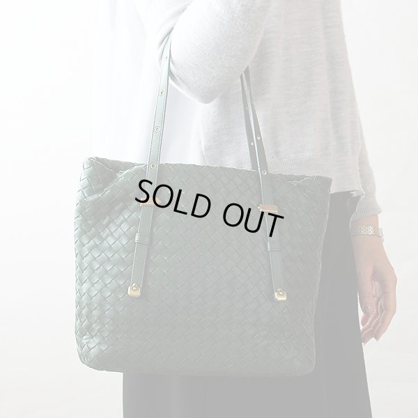 ボッテガヴェネタ イントレチャート トートバック 162937 V00A2 3203 グリーン 持っているイメージ