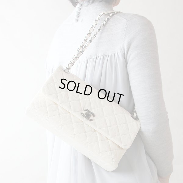 シャネル チェーンショルダーバック アリボリー/ヴィンテージ金具 掛けたイメージ(1)