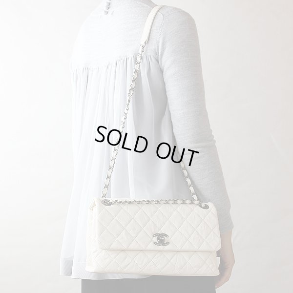 シャネル チェーンショルダーバック アリボリー/ヴィンテージ金具 掛けたイメージ(2)