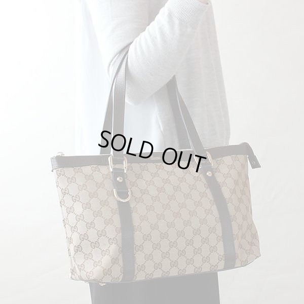 グッチ ショルダートートバック 141470 213317 ベージュ/ブラウン 持ったイメージ