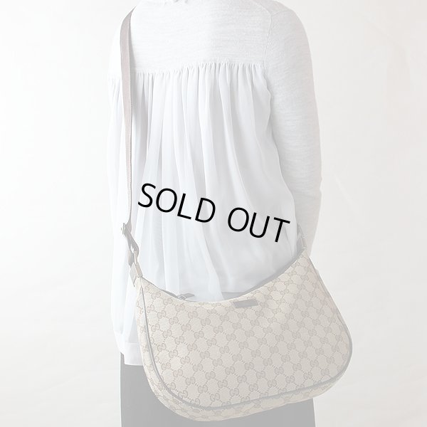 グッチ ショルダーバック 122790 001998 ベージュ/ブラウン 掛けたイメージ