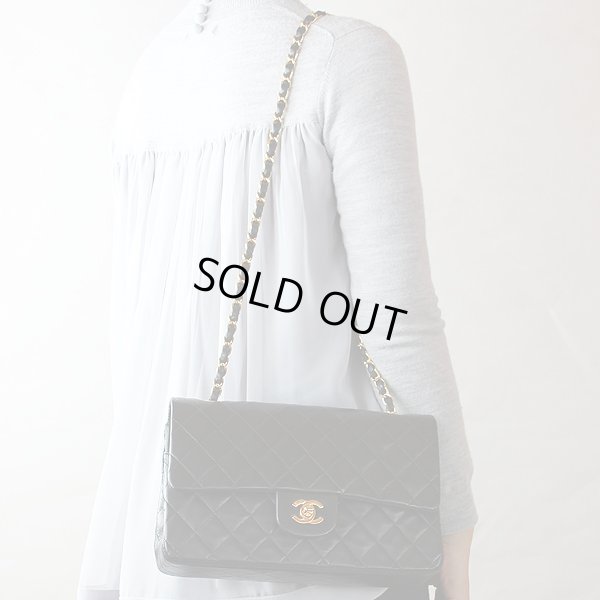 シャネル Wフラップ チェーンショルダーバック ブラック/ボルドー ゴールド金具 掛けたイメージ(2)