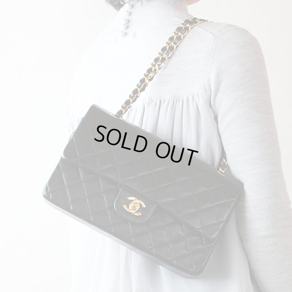 シャネル Wフラップ チェーンショルダーバック ブラック/ボルドー ゴールド金具 掛けたイメージ(1)