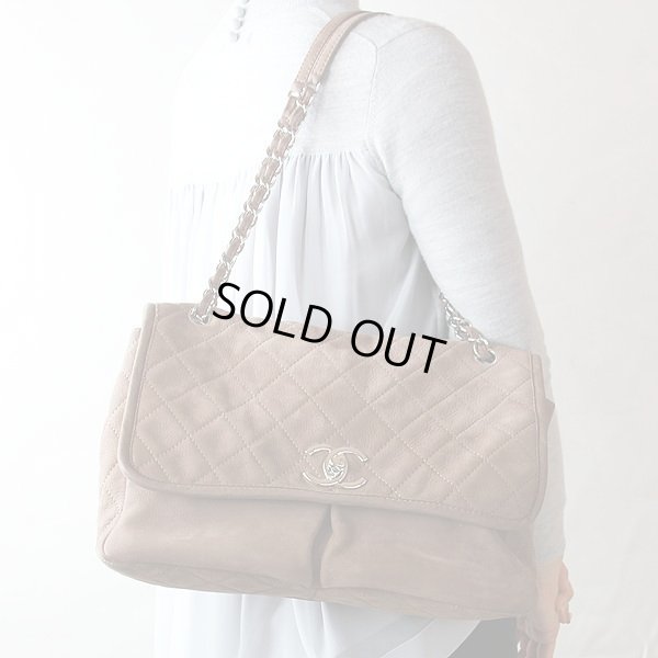 シャネル　チェーンショルダーバック ブラウン　掛けたイメージ