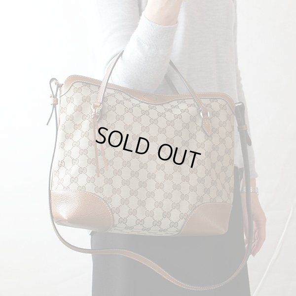 グッチ BREE トートバック 353120 520981 ベージュ/ブラウン 持ったイメージ