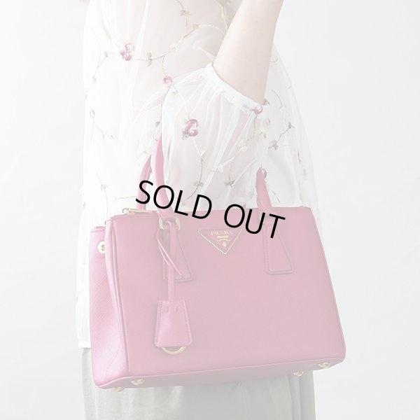 プラダ 2WAYハンドバック 1BA896 FUXIA/ピンク 持ったイメージ