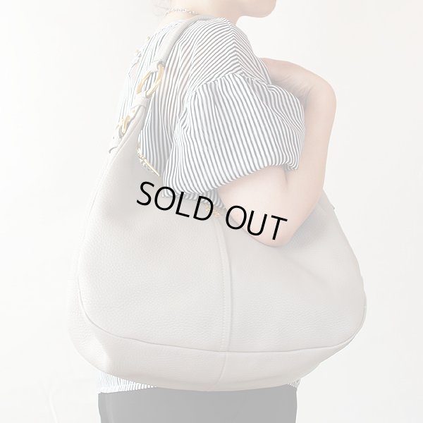 プラダ ショルダーバック BR4373 POMICE グレー系 持ったイメージ