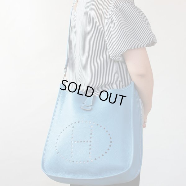 エルメス エヴリン1 GM ブルージーン/SIV金具 掛けたイメージ