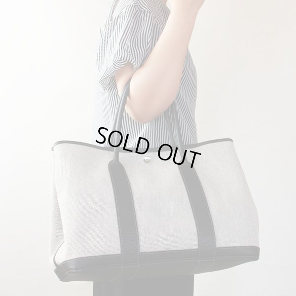 エルメス　ガーデンパーティPM グレー／ブラック／SIV金具　持ったイメージ