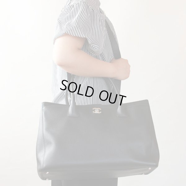 シャネル エグゼクティブ 2WAYトートバック A15206 ブラック/SIV金具 掛けたイメージ