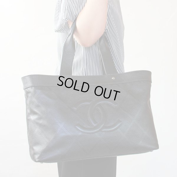 シャネル パンチングトートバック A33936 ブラック 持ったイメージ