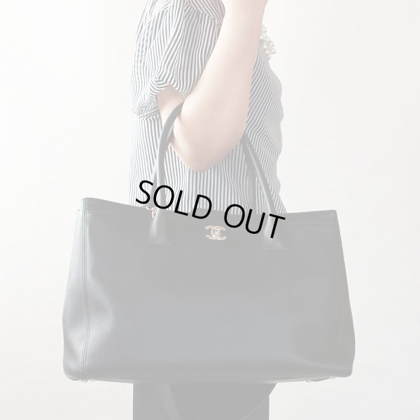 シャネル エグゼクティブ 2WAYトートバック A15206 ブラック/SIV金具 持ったイメージ