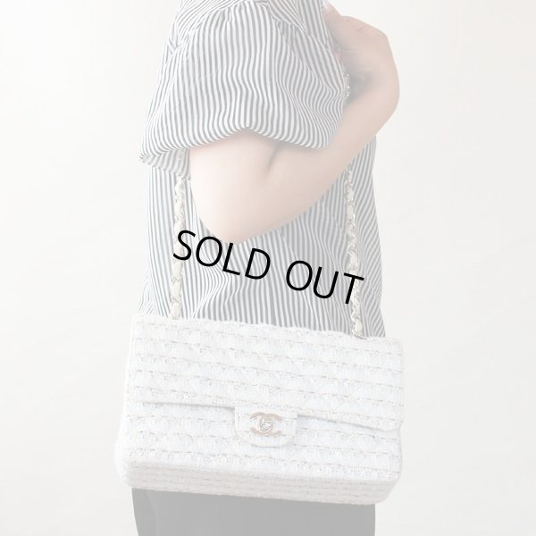 シャネル マトラッセ Wチェーンショルダーバック 白×水色/SIV金具 掛けたイメージ