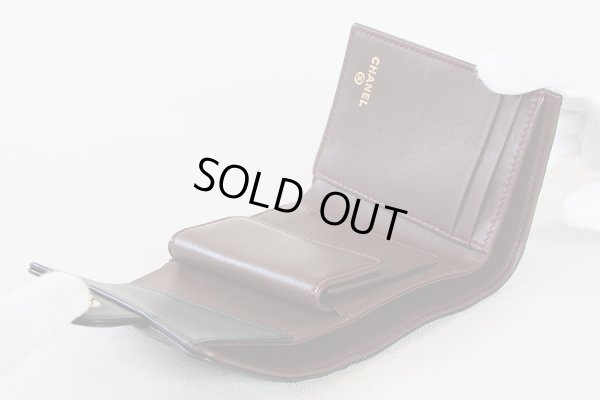 シャネル　三ツ折コンパクトウォレット A84029 ブラック／ボルドー　中身(2)