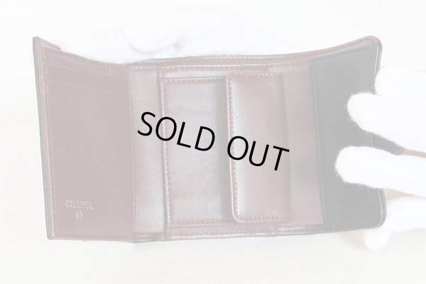 シャネル　三ツ折コンパクトウォレット A84029 ブラック／ボルドー　中身(1)