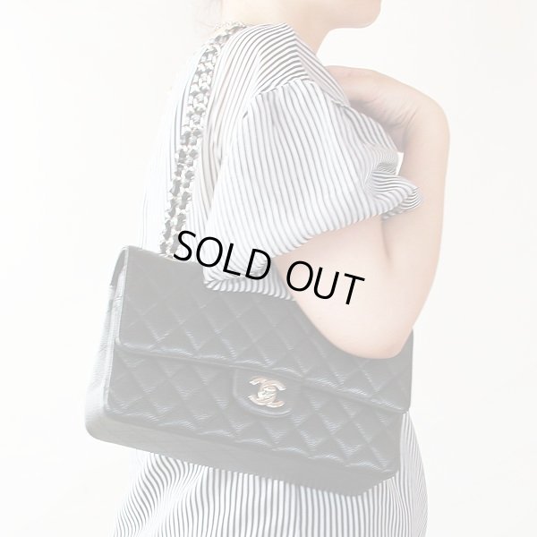 シャネル マトラッセ Wチェーンショルダーバック A01112 ブラック/SIV金具 短く掛けたイメージ