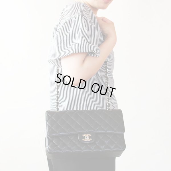 シャネル マトラッセ Wチェーンショルダーバック A01112 ブラック/SIV金具 長く掛けたイメージ