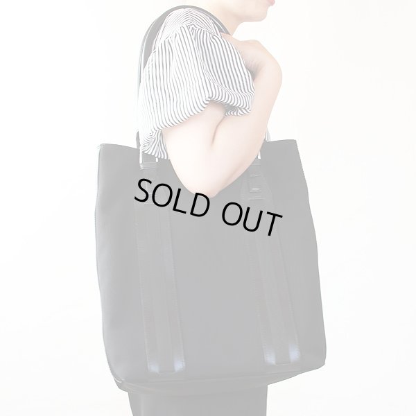 グッチ トートバック 73737 2123 ブラック 持ったイメージ