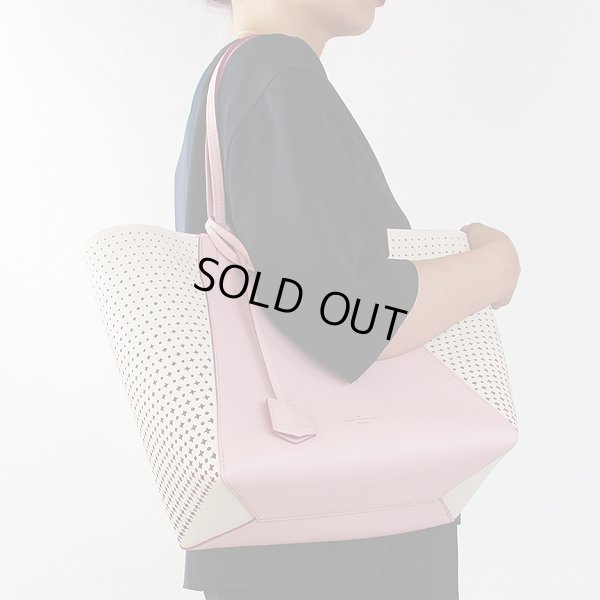 ルイヴィトン ロックミー・カバ M54578 ピンク 持ったイメージ