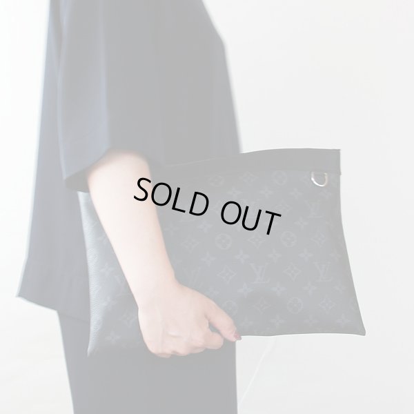 ルイ・ヴィトン ポシェット・アポロ M62291 持ったイメージ