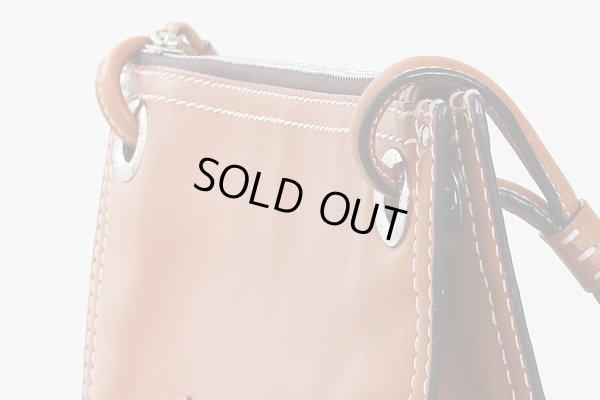 ロエベ ロゴイリショルダーバック キャメル サイド上部