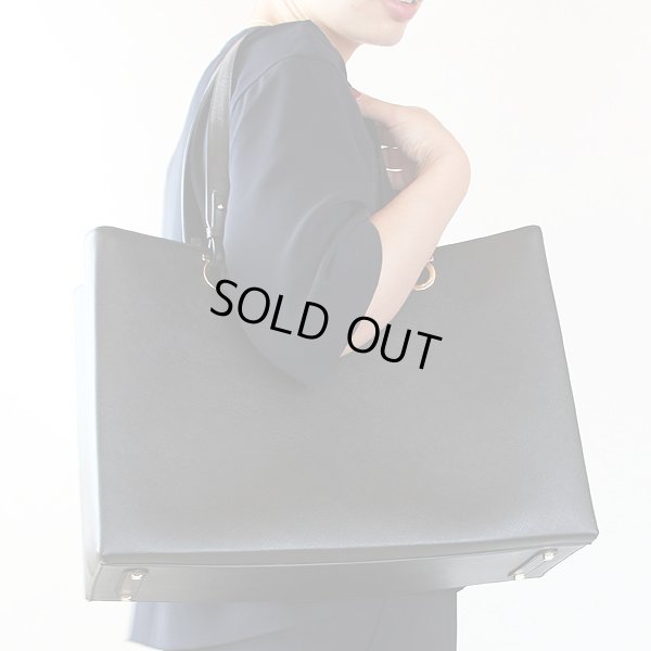 フェラガモ トートバック 21 3370-10 NERO 掛けたイメージ