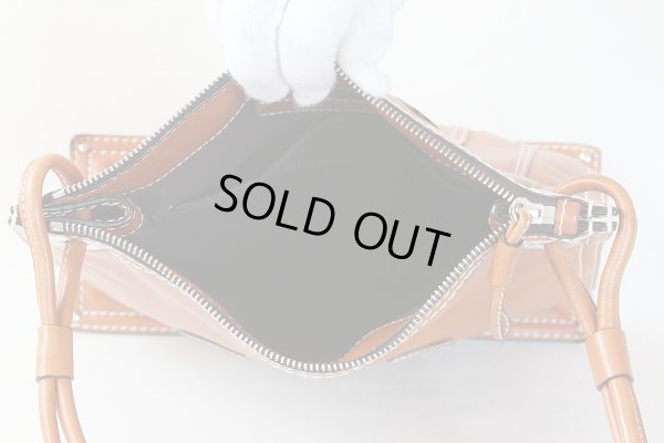 ロエベ ロゴイリショルダーバック キャメル 中身