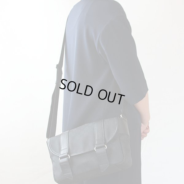 グッチ ショルダーバック 374429 467891 ブラック 掛けたイメージ