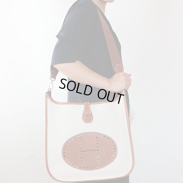 エルメス エヴリン1 GM ナチュラル/ブラウン SIV金具 掛けたイメージ