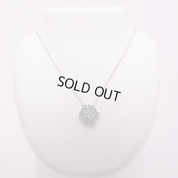 タサキ　K18WG ダイアイリペンダントネックレス 0.37ct 10.50g　ゴージャス　装着イメージ