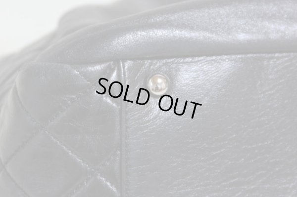 シャネル Wチェーンショルダーバック うっすらと角スレが見受けられます。