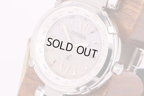 シチズン　クロスシー　ハッピーフライト　EC1060-59W　グレー文字盤（下側茶グラデーション）　サイド拡大