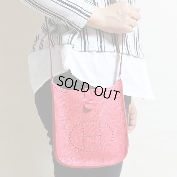 エルメス エヴリンTPM レッド系/SIV金具 掛けたイメージ