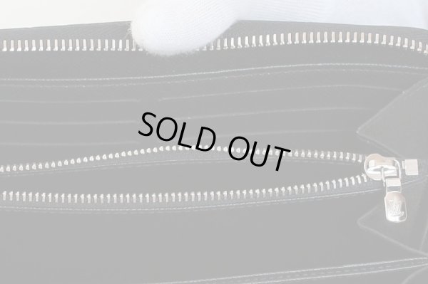 カード入れ、小銭入れにごく僅かに使用感を感じます。