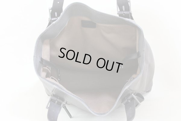 フェラガモ　トートバック FJ-24 9600 グレー／ブラック　中身