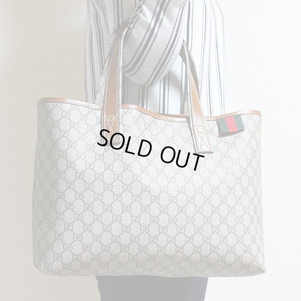 グッチ　GGプラス トートバック 211134 493492 ベージュ／ブラウン　持ったイメージ